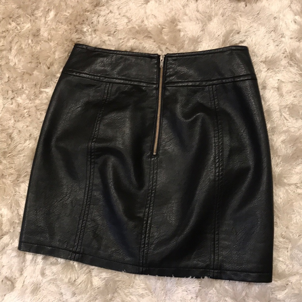 Black leather miniskirt - Picture 2 of 2